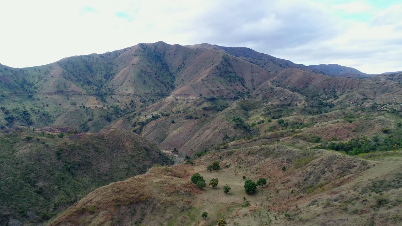 Le grandi montagne e il terreno arido sono il panorama del confine tra la Repubblica Dominicana e Haiti.