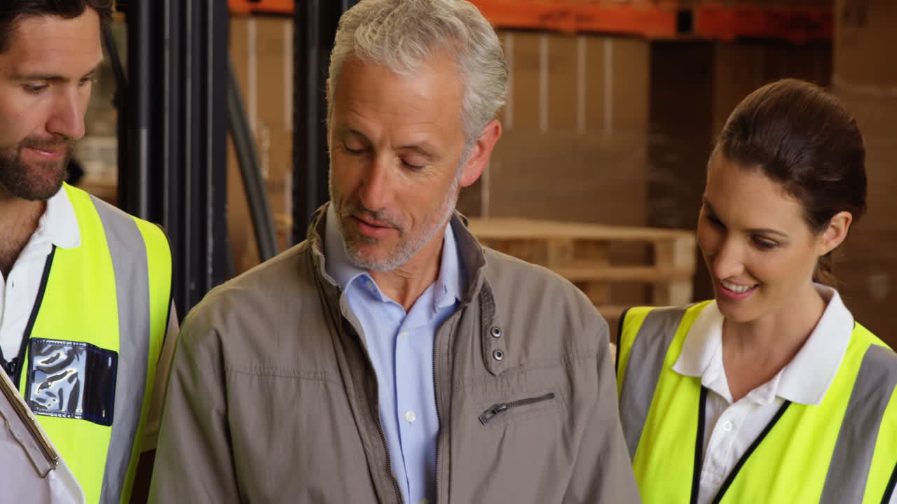 trabajadores de almacén trabajando juntos