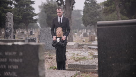 Niño,-Muerte-O-Padre-En-El-Cementerio-Para-El-Funeral.