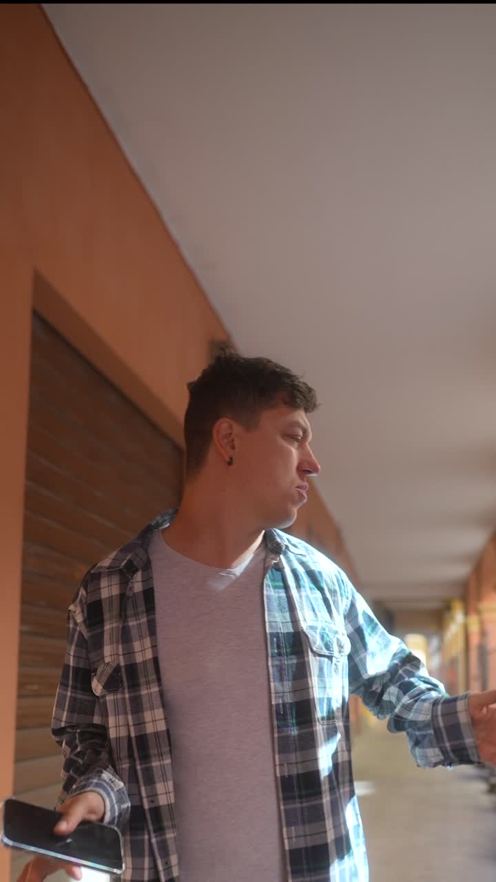 도시 거리를 고 있는 남자