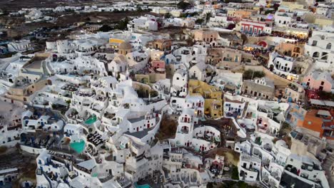 casas y hoteles en el acantilado de la aldea de oia en santorini, grecia, vista aérea cinematográfica