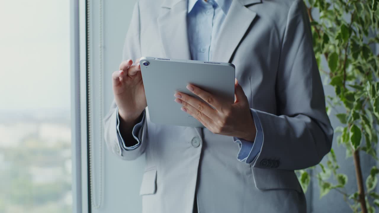 사무실에서 태블릿을 사용하는 사업가