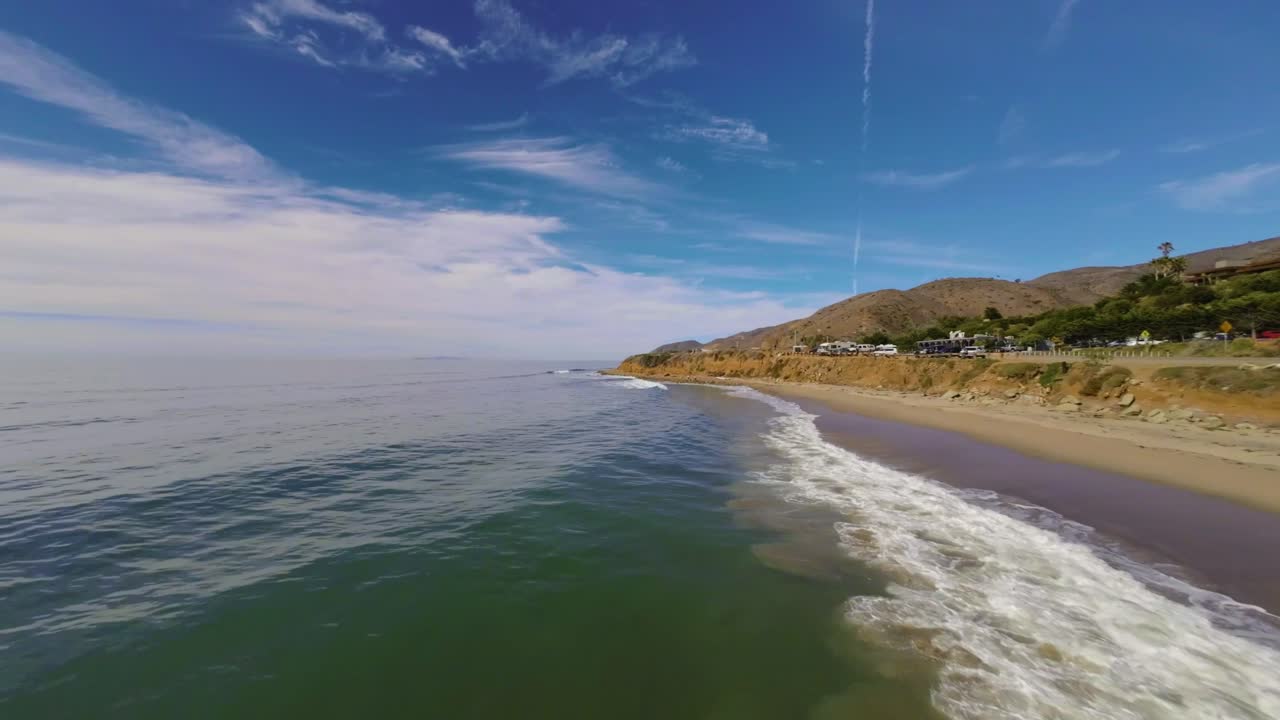 Riprese con drone sulle onde a Malibu Beach, California