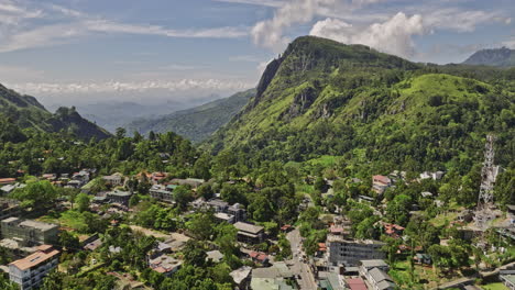 ella sri lanka aerial v35 drone flyover centro de la ciudad anidado en las tierras altas centrales capturando hoteles de resorts de laderas, residenciales, valles verdes y paisajes montañosos - filmado con mavic 3 cine - abril 2023