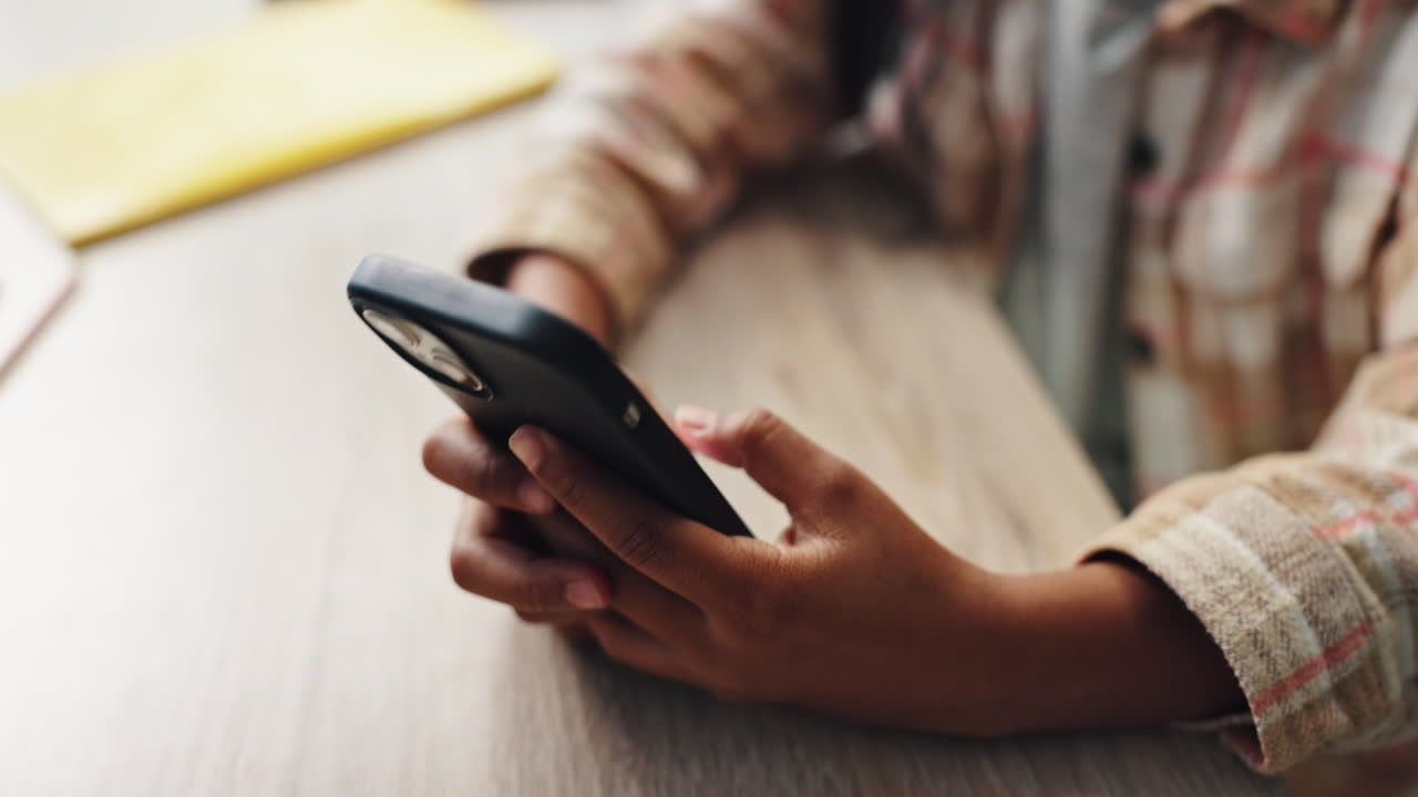 persona con un teléfono en la mano