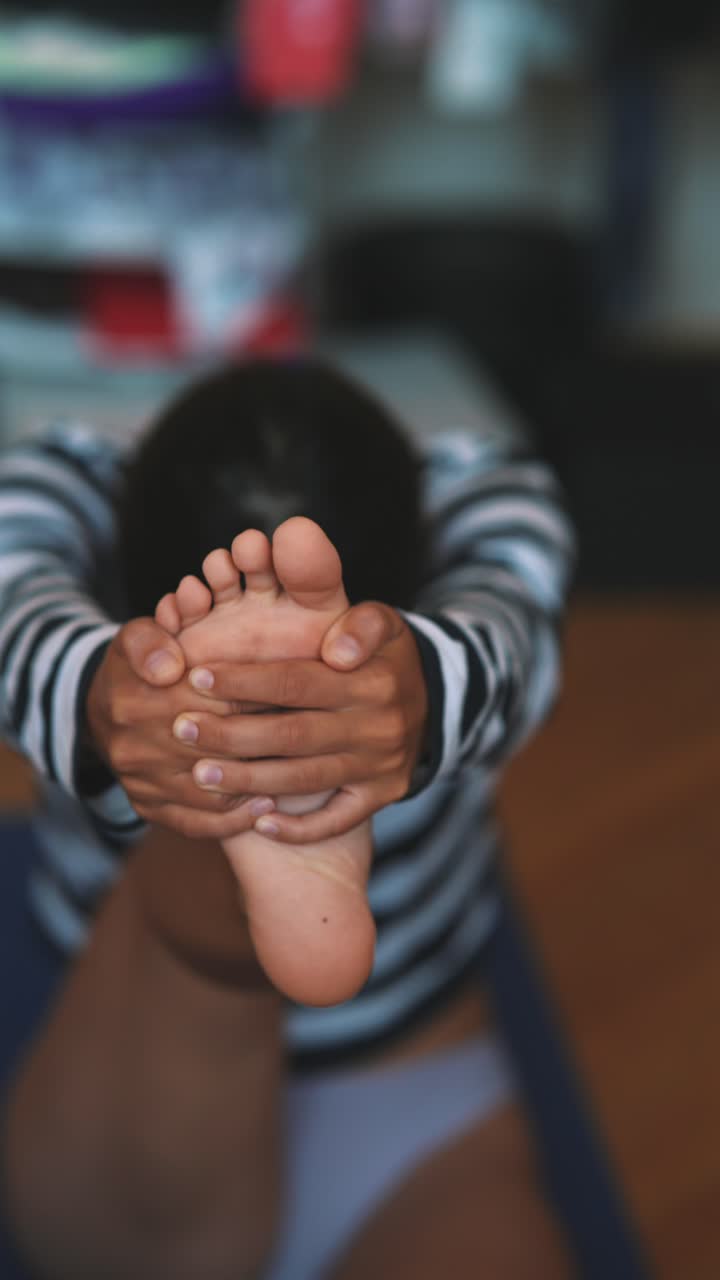mujer estirándose en una postura de yoga sentada