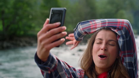 Mujer-Usando-Un-Teléfono-Inteligente-Para-Videollamada.-Chica-Haciendo-Un-Gesto-Con-La-Mano-A-La-Cámara-Del-Teléfono