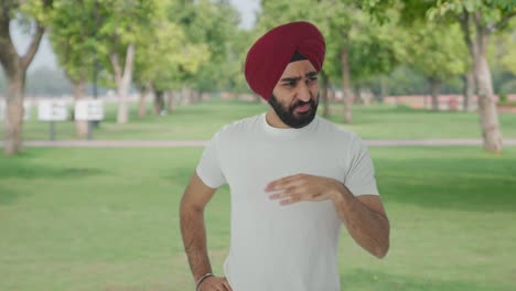 hombre indio sikh molesto por el mal olor en el parque
