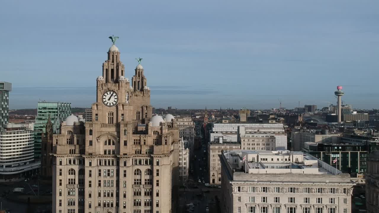 vista aérea do edifício royal liver, situado em liverpool, reino unido