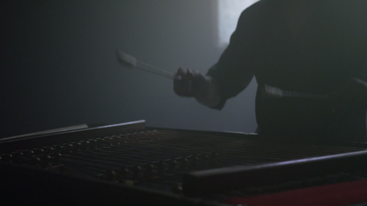 Dulcimer, strumento a corda. Suonatore di clavicembalo che suona musica. Strumento musicale.