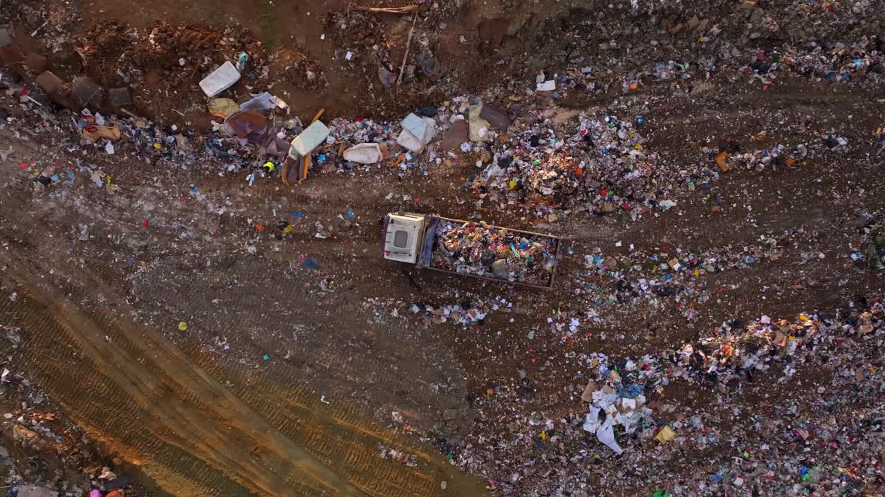 Scena aerea di bottiglie di plastica ed elettrodomestici rotti in una discarica
