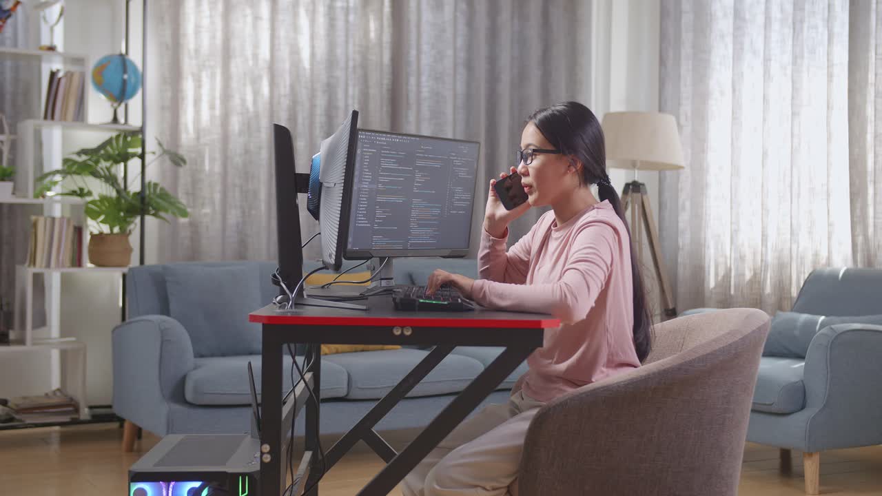 집에서 일하는 여성, 코딩과 전화 통화