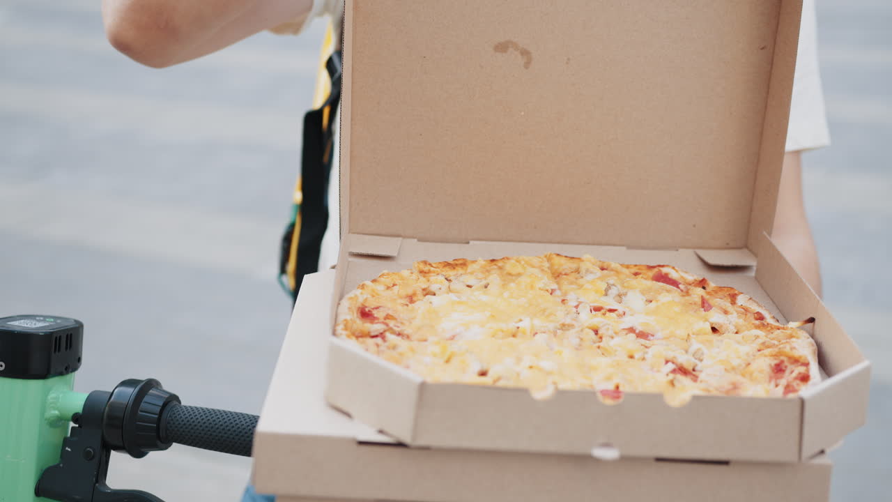 피자 상자를 들고 있는 사람