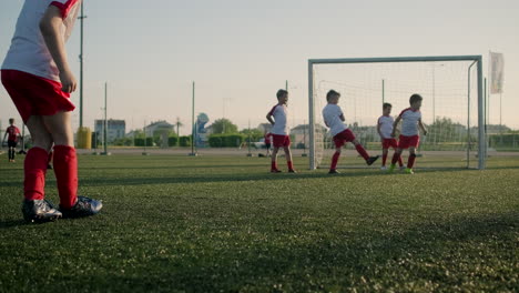 jóvenes jugadores de fútbol en práctica