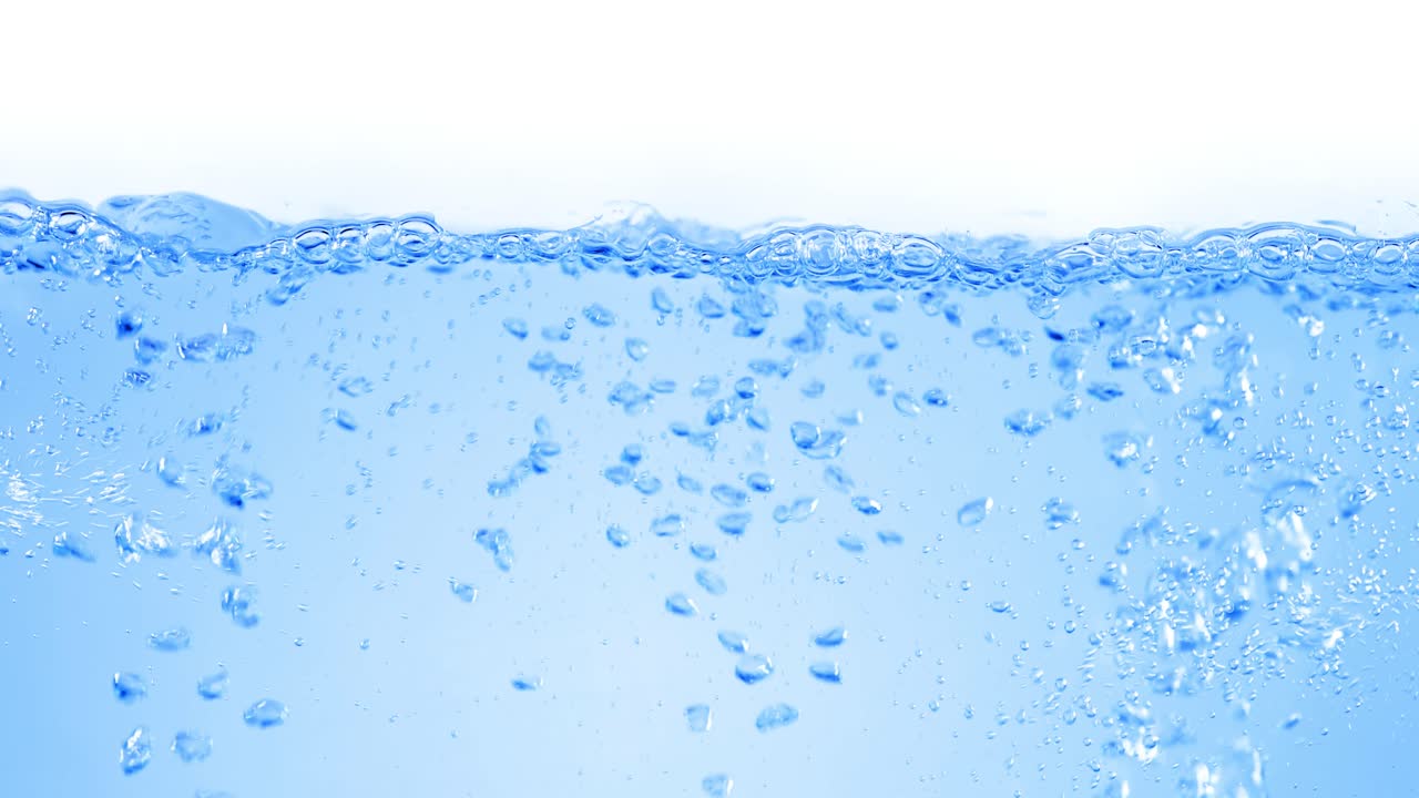 물 속의 많은 거품이 가까이에서, 느린 움직임의 거품과 함께 추상적인 물 파동