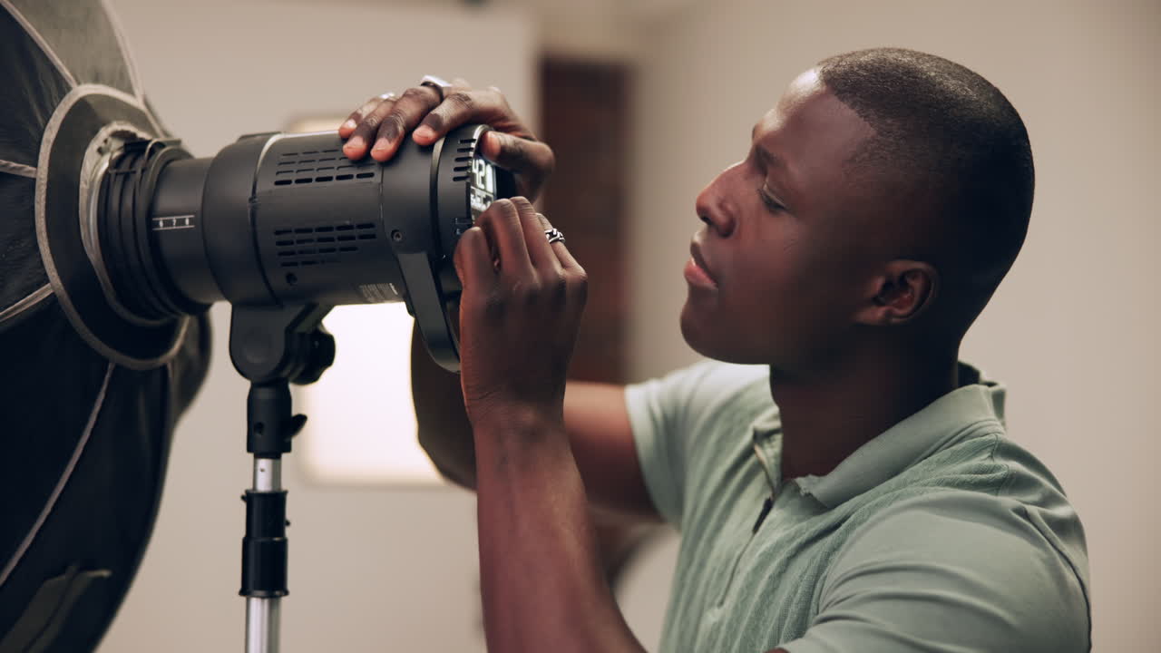 스튜디오 조명을 조정하는 사진작가