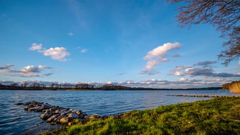 Weiße-Wolken-über-Dem-See-Im-Zeitraffer.-Kaschubei,-Polen