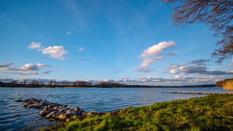 nubes blancas sobre el lapso de tiempo del lago. casubia, polonia