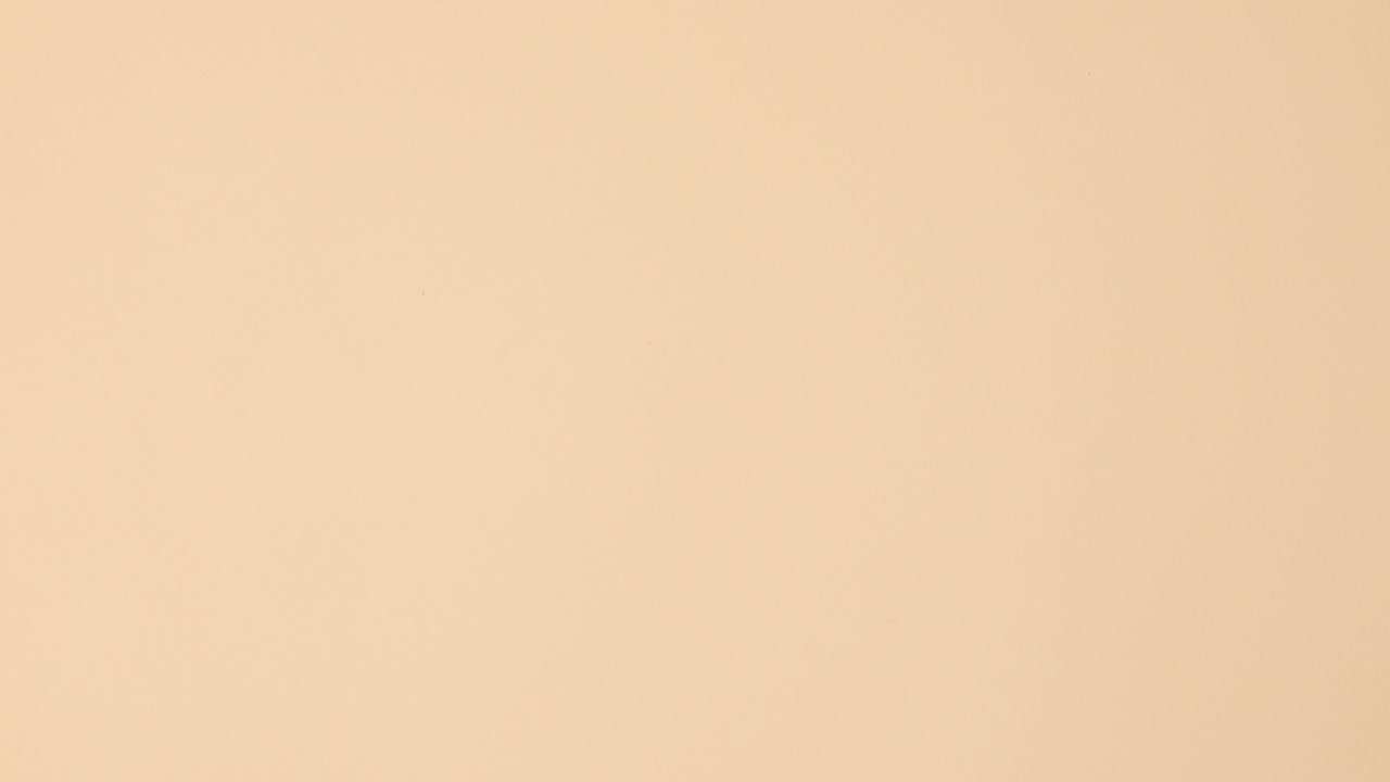 las botellas de esmalte de uñas para manicura aparecen en el lado derecho del fondo beige.