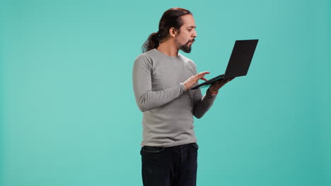 hombre componiendo correo electrónico, escribiendo en el teclado de la computadora portátil, emocionado de cerrar la sesión después del trabajo