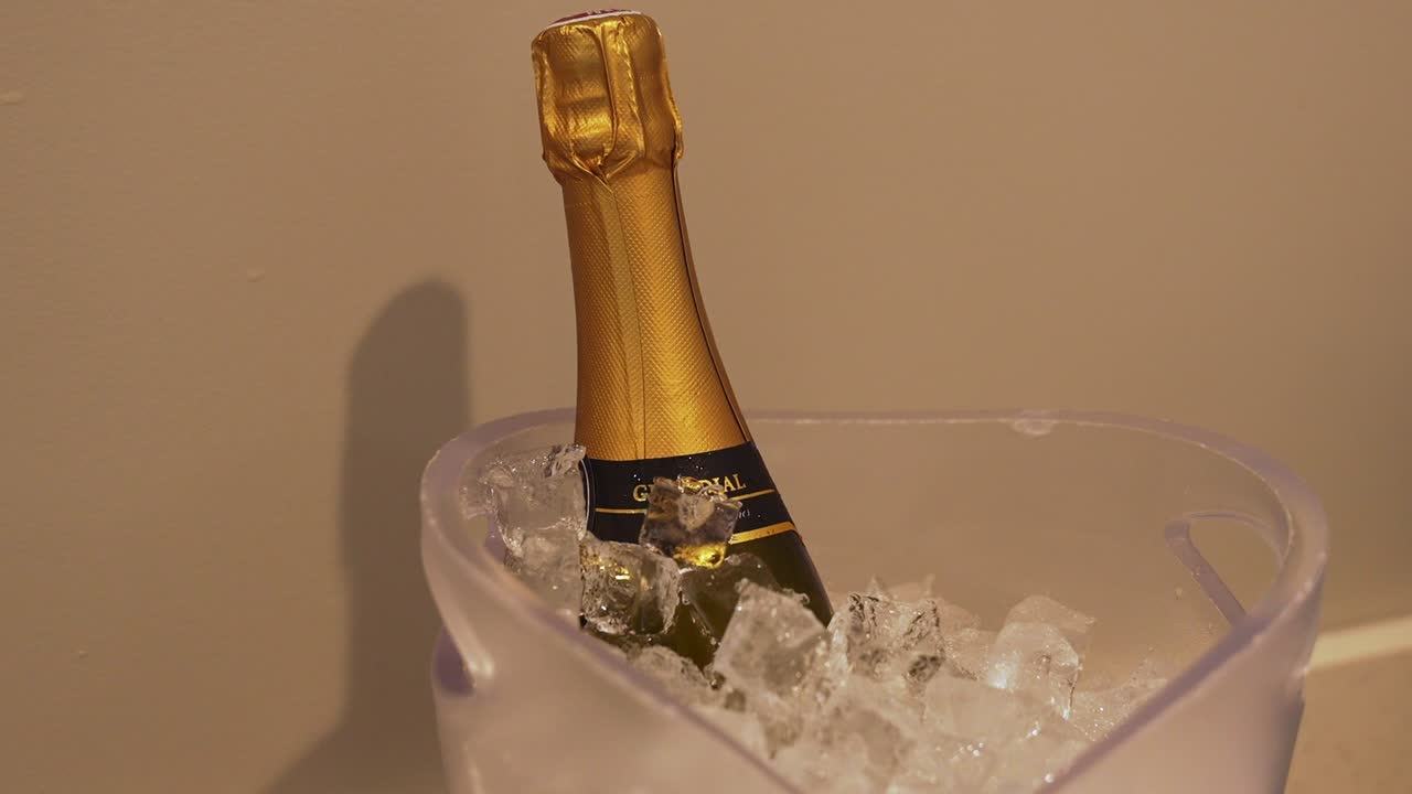 Ripresa orbitale di una bottiglia di champagne in un secchiello di ghiaccio