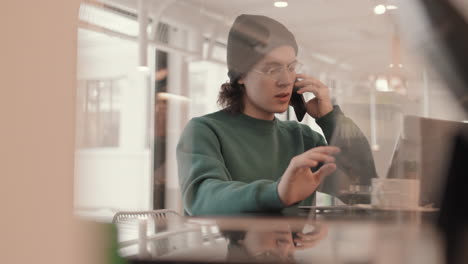joven trabajando en un café