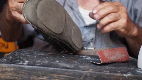 reparación de zapatos en curso