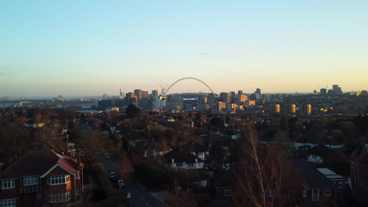 Ripresa con drone del Fryent Country Park con lo Stadio di Wembley in lontananza.