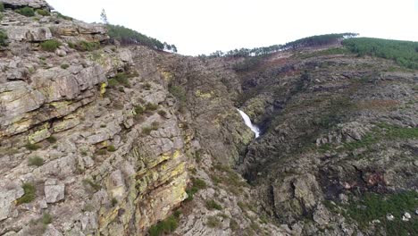 Fisgas-De-Ermelo-Wasserfall-Drohnen-Luftaufnahme-In-Mondim-De-Basto,-Das-Schönste-In-Portugal