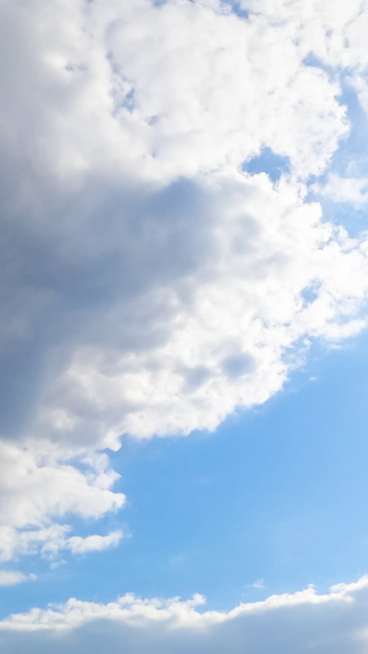 Cielo azul con nubes esponjosas