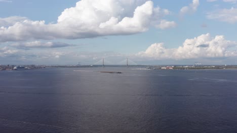 Toma-Aérea-Descendente-Súper-Amplia-Del-Puerto-De-Charleston-Con-El-Puente-Ravenel,-El-Punto-Patriot-Y-El-Castillo-Pinckney,-Todos-Visibles,-Desde-La-Perspectiva-De-Fort-Johnson-Frente-A-La-Isla-James,-Carolina-Del-Sur.