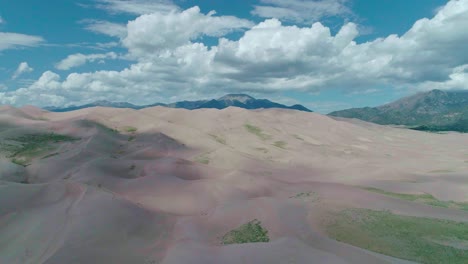 vista de drones de montañas suaves con grandes montañas en el fondo