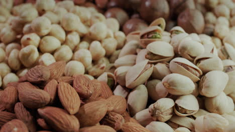 puñados de nueces listas para comer de diferentes variedades 1