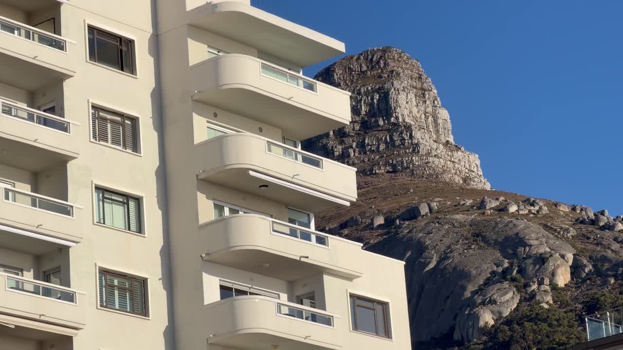 A montanha Cabeça de Leão despontando ao lado de um prédio de apartamentos na Cidade do Cabo, África do Sul