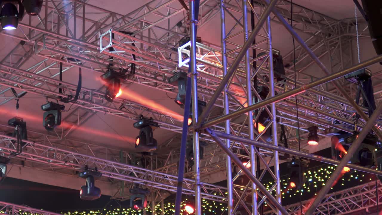 el concierto en el fondo del escenario con luces de inundación