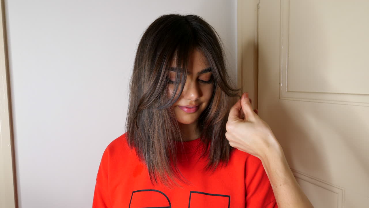 niña jugando con el pelo en una transformación con una luz brillante en la cara