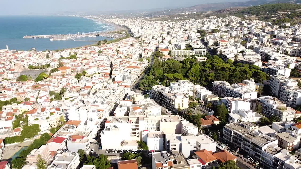 municipio de rethymno en un día soleado y cálido, vista aérea