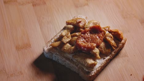 Pizzasauce-Auf-Gebratene-Hähnchenbrust-In-Vollkorn-Toast-Geben