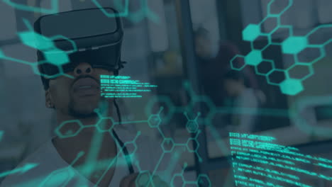 animación del procesamiento de datos sobre un hombre biracial usando auriculares vr