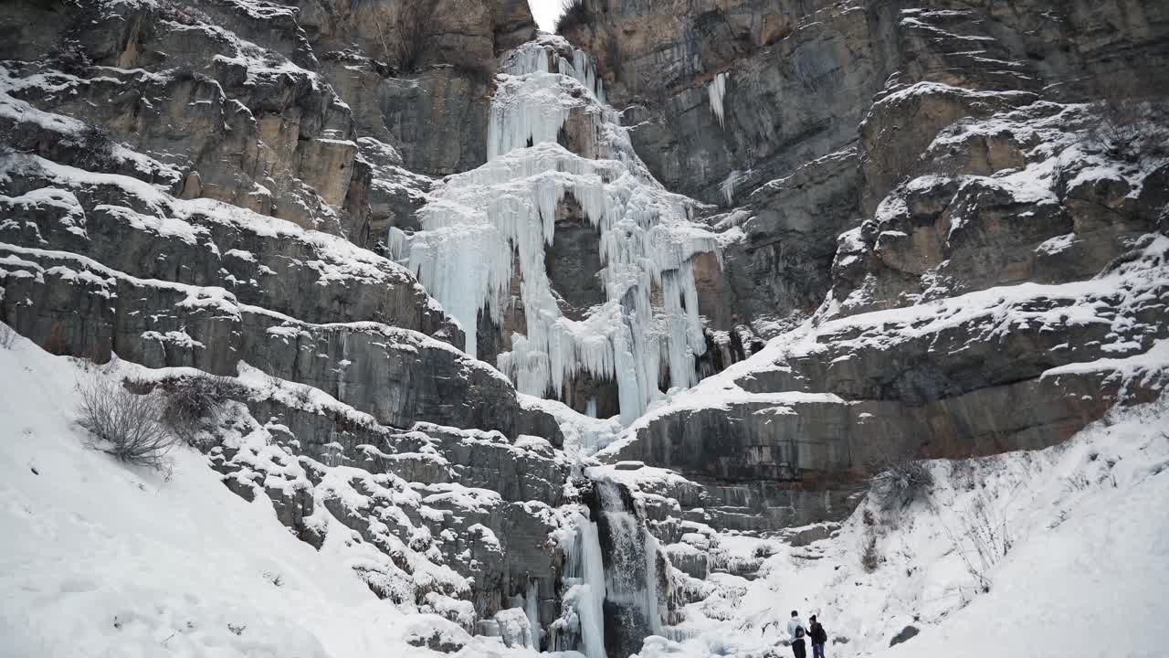 inclínese hacia arriba para revelar la impresionante cascada congelada de stewart falls cerca de la estación de esquí de sundance en provo que requiere una pequeña caminata para llegar a
