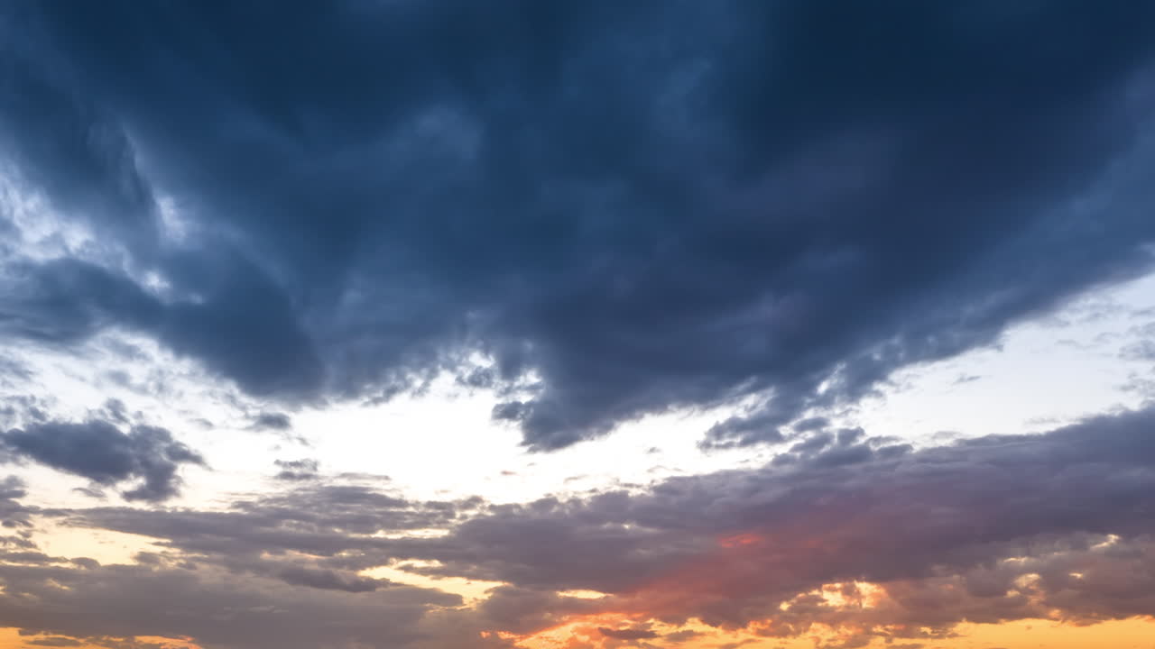 해가 지는 동안의 극적인 하늘