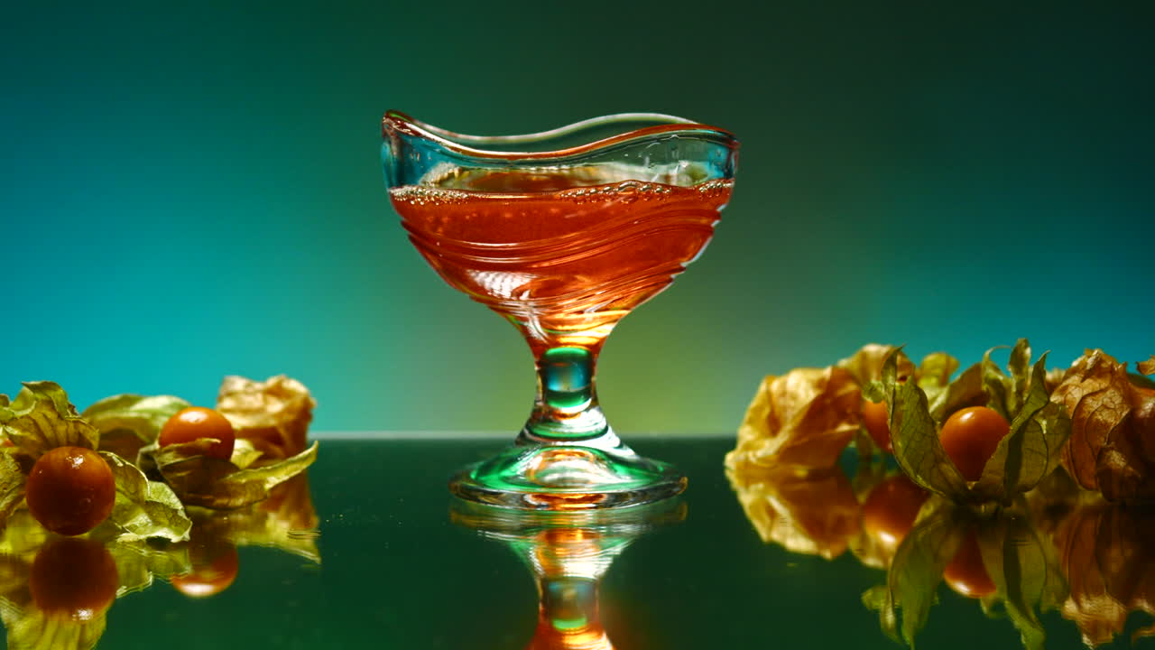 유리 그 에 넣은 케이프 거스베리 주스