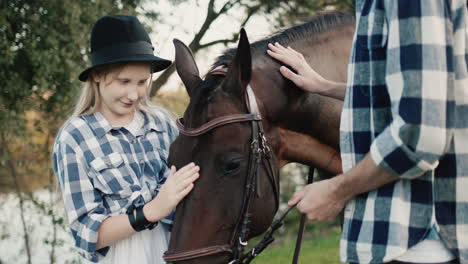 chica acaricia un caballo