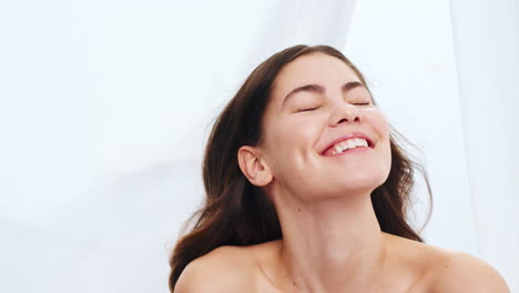 belleza, pluma y mujer en un estudio