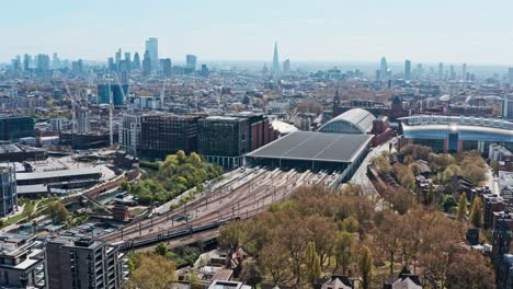 Langsamer-Dolly-Vorwärtsdrohnenschuss-Des-Zuges,-Der-In-Den-Londoner-Bahnhof-St.-Pancras-Einfährt