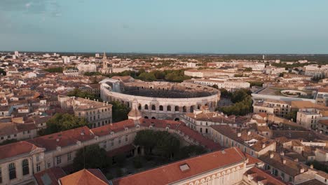 Toma-Aérea-Del-Antiguo-Anfiteatro-De-Nimes-Con-Turistas-Caminando