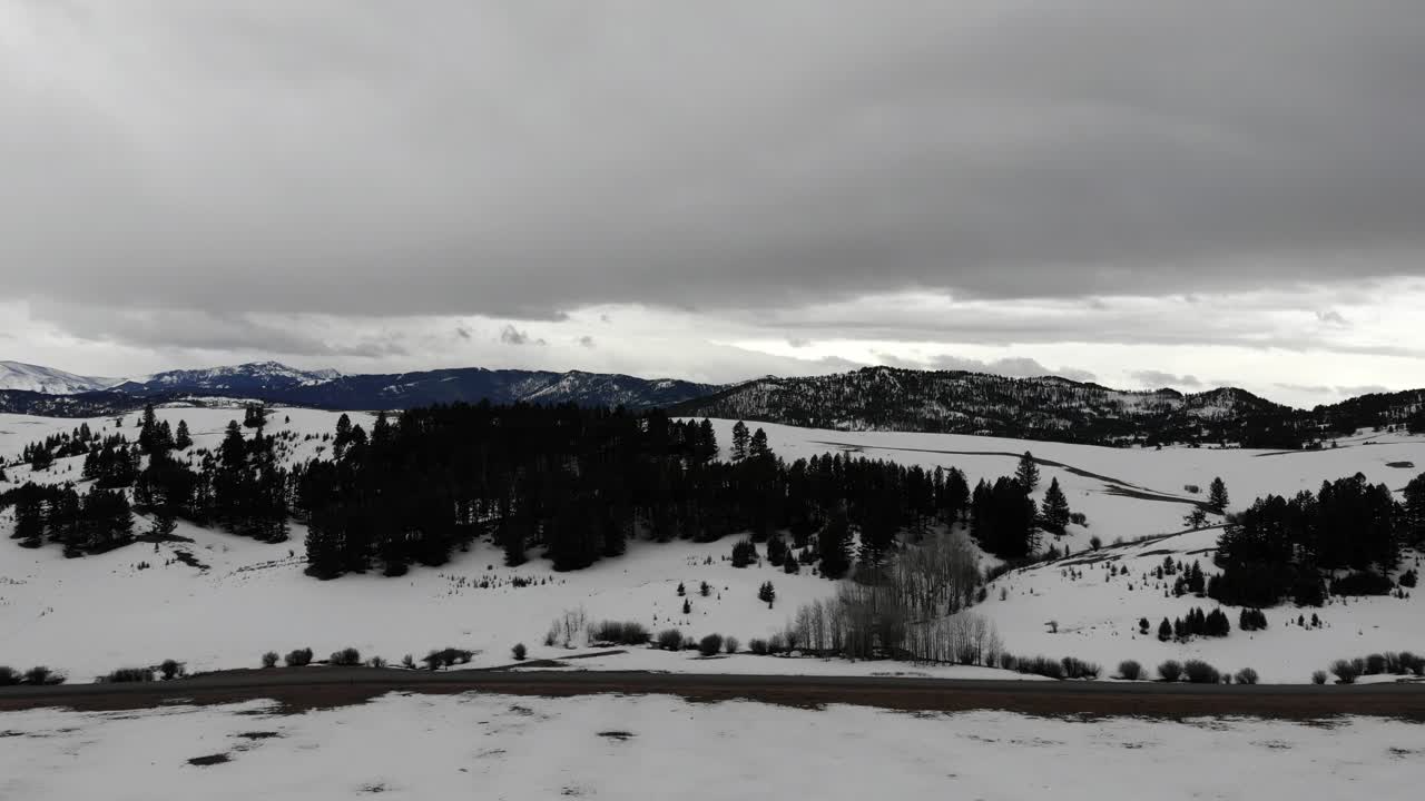 Drone laskeutumassa kuistille, josta avautuu näkymä lumisille kukkuloille ja puille.