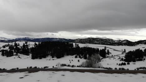 Landende-Drohne-Auf-Einer-Veranda-Mit-Blick-Auf-Schneebedeckte-Hügel-Und-Bäume