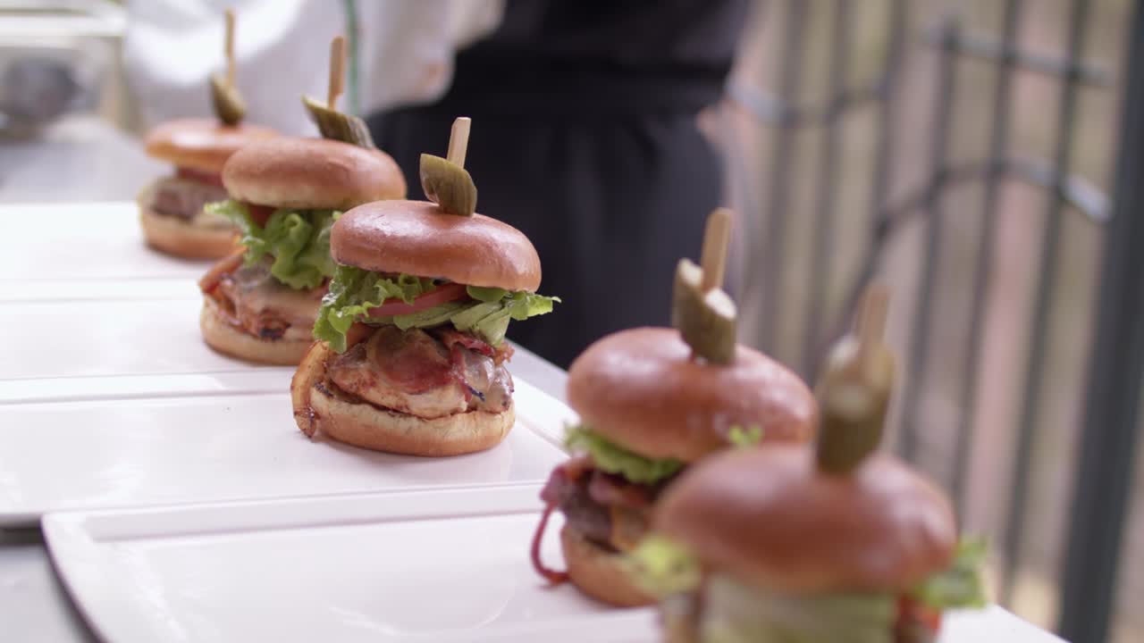 Opstillede burgere er klar til servering i restauranten