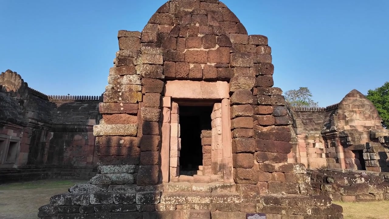 POV 4K gående optagelse, der nærmer sig interiøret i Prang Noi mindre helligdom, og afslører gamle murstensteksturer ved Phanom Rung Khmer-ruinerne i Thailand